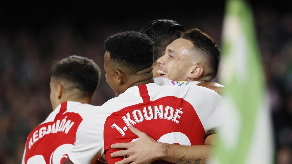 Los jugadores del Sevilla celebran uno de los goles ante el Betis