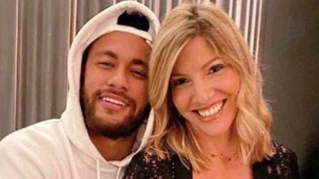 Neymar con una amiga de Barcelona