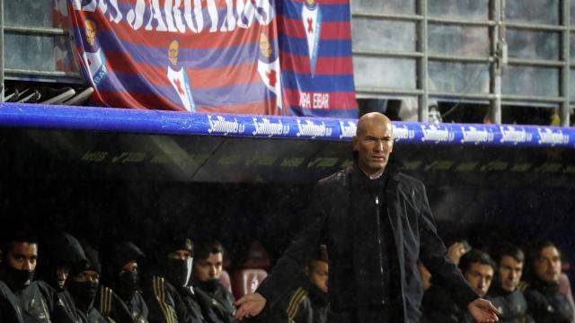 Zinedine Zidane, en el banquillo del Real Madrid en Ipurua