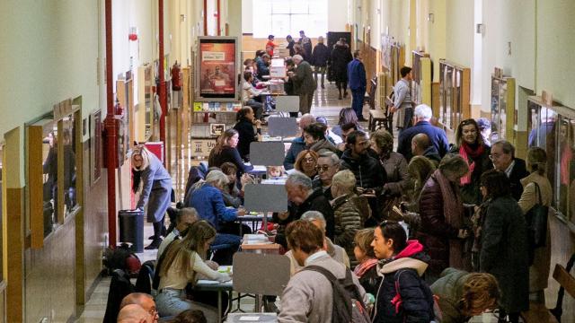 Unas personas votan en un colegio zaragozano en las elecciones generales del 2019 .