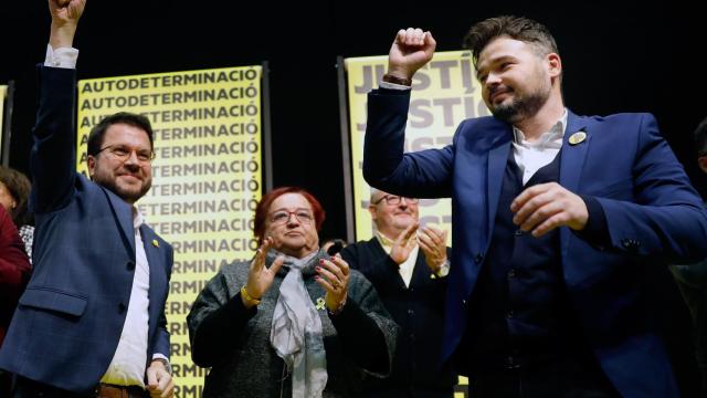 Gabriel Rufián junto a Pere Aragonès, vicepresidente de la Generalidad, celebran su victoria en Cataluña.