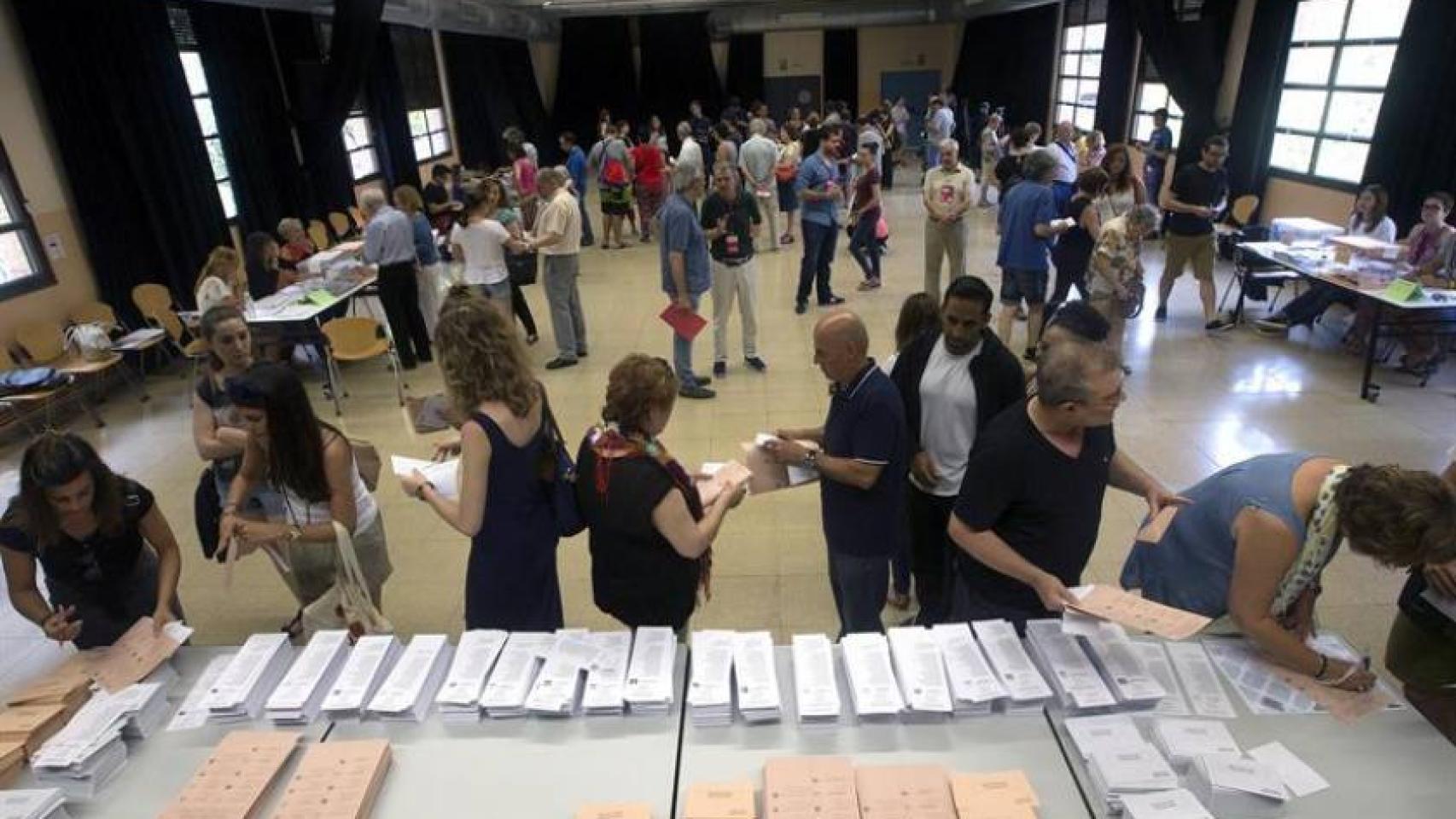 Imagen de archivo de un colegio electoral durante los comicios del 10-N