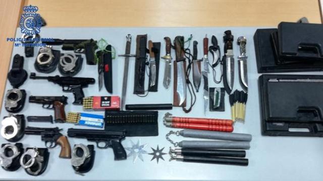 El arsenal incluía navajas, estrellas ninja, nunchacos e incluso pistolas.