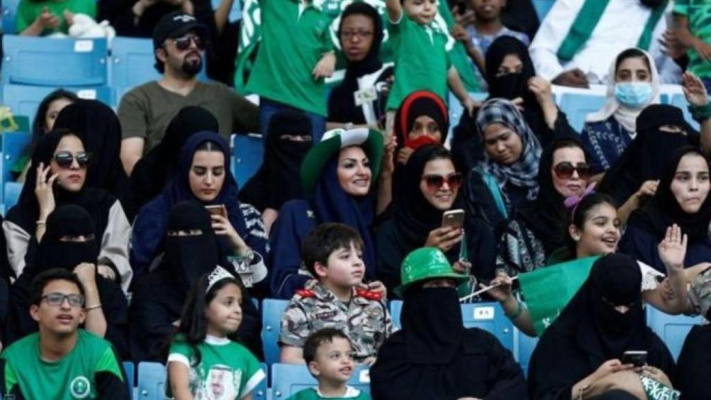 Mujeres viendo fútbol en Arabia Saudí.