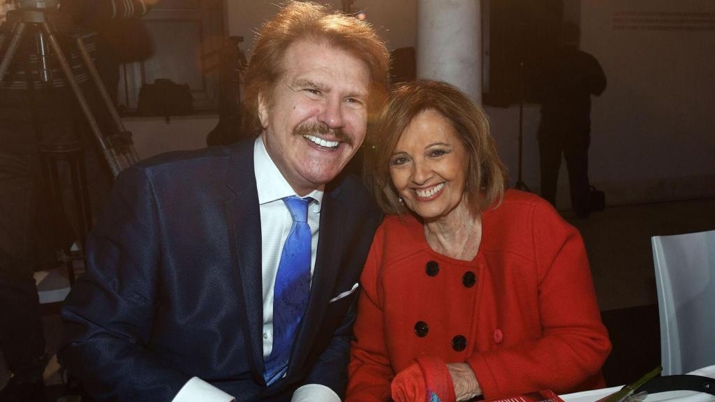 Edmundo Arrocet y María Teresa, muy sonrientes durante un acto público.