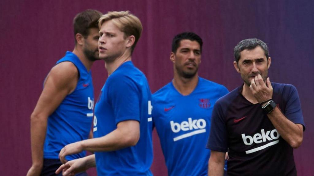 Ernesto Valverde y Frenkie De Jong durante un entrenamiento del Barcelona