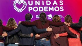 Pablo Iglesias, entre Alberto Garzón y Ada Colau, en el mitin de cierre de campaña de las elecciones generales del 10-N.