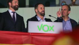 Santiago Abascal, junto a Iván Espinosa de los Monteros y Javier Ortega Smith se dirige a sus simpatizantes en el exterior de la sede del partido en Madrid.