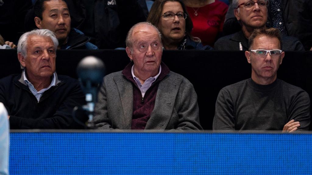 El rey Juan Carlos viendo un partido de tenis de Rafael Nadal con amigos.