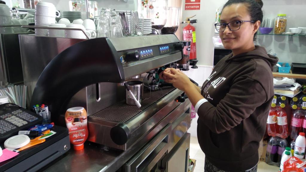 Brenda, una joven ecuatoriana de 26 años, que regenta una cafetería en Totana.
