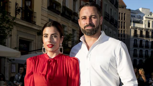 Santiago Abascal junto a Lidia Bedman, su esposa.