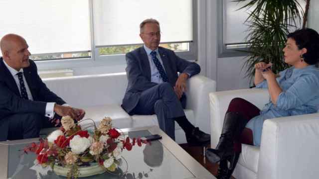 Pilar Zamora con el presidente de Globalcaja, Carlos de la Sierra y el director territorial de la entidad, Miguel Ángel León