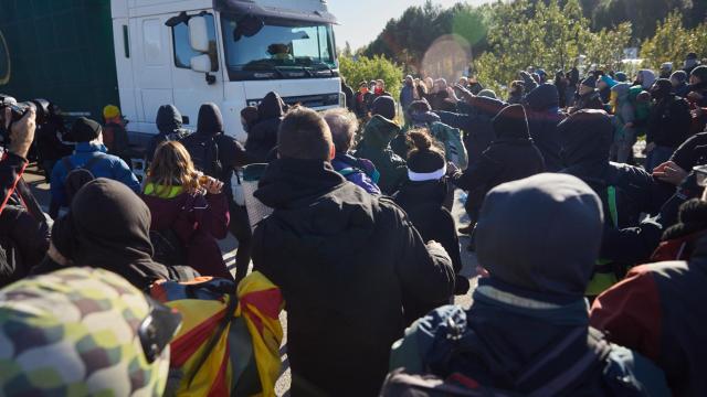 Momento en el que el camión embiste contra los manifestantes.