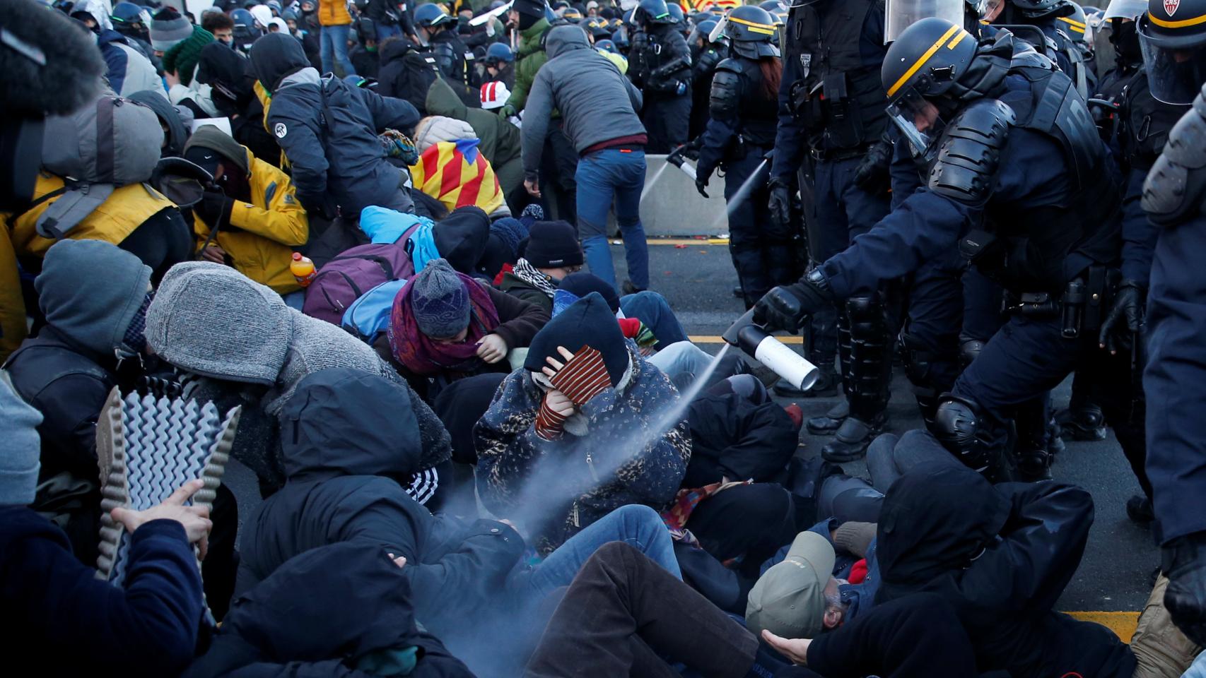 Manifestantes de Tsunami y policías franceses en la AP-7.