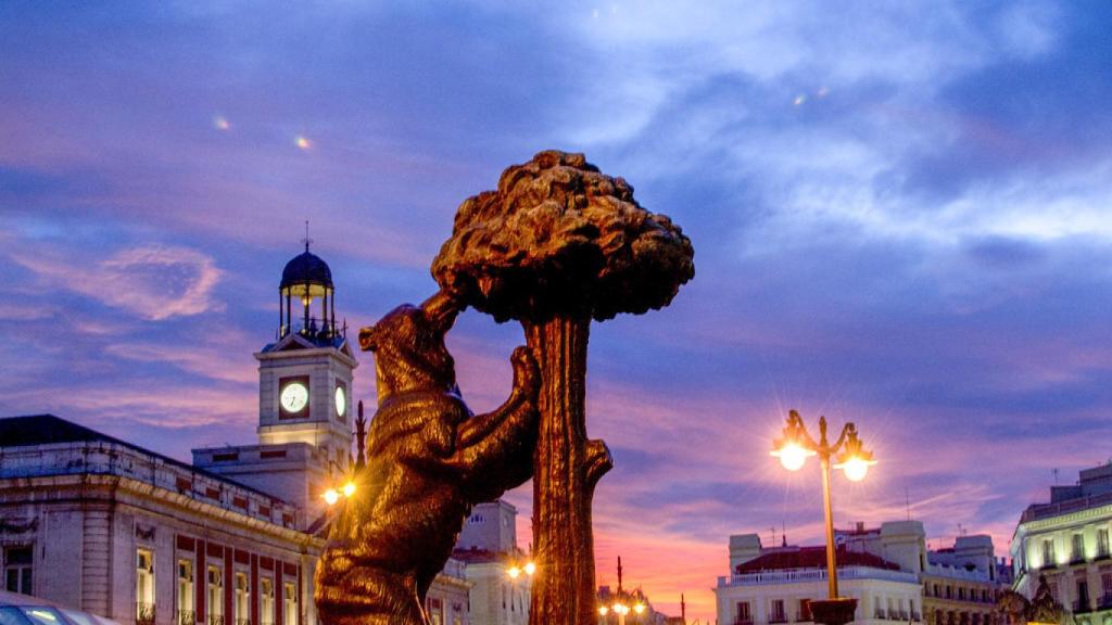 Anochecer en la Puerta del Sol de Madrid.