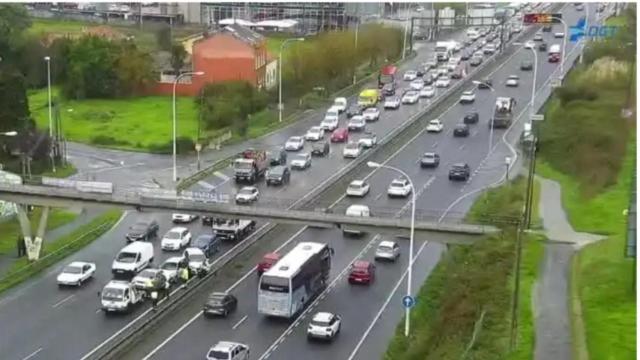 Un accidente en Alfonso Molina provoca el enésimo atasco del año en la avenida coruñesa