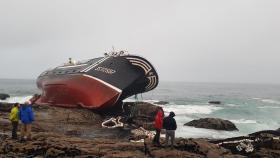 Muere un tripulante tras embarrancar un pesquero cerca del Castro de Baroña