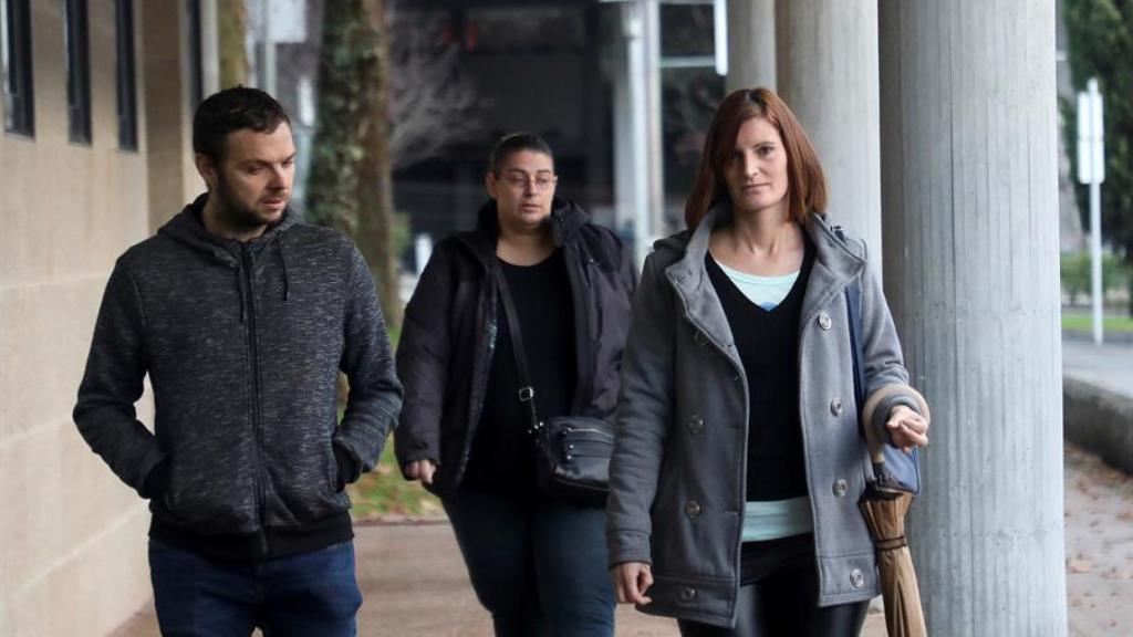 Rosario, con su hermana María Elena y el novio de esta entrando a los juzgados de Santiago.