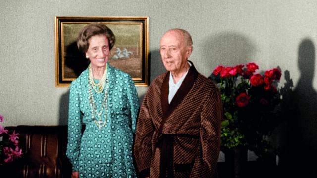 Franco, en el hospital, acompañado de su mujer, Carmen Polo.