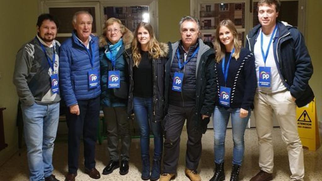 Fanjul, junto a su hermana gemela, en su visita a los apoderados de los colegios electorales de Vizcaya durante el 10-N.