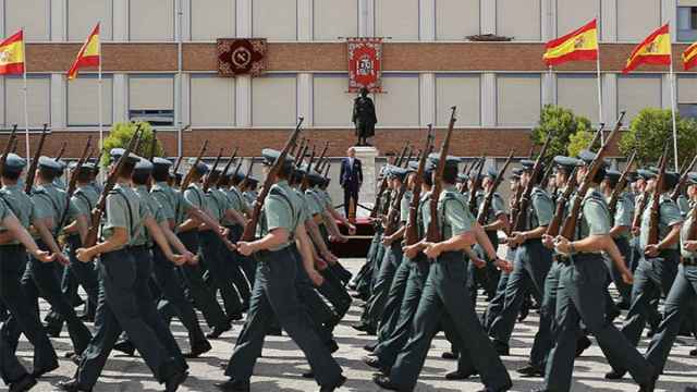 Guardias Civiles desfilan en el centro de Valdemoro./