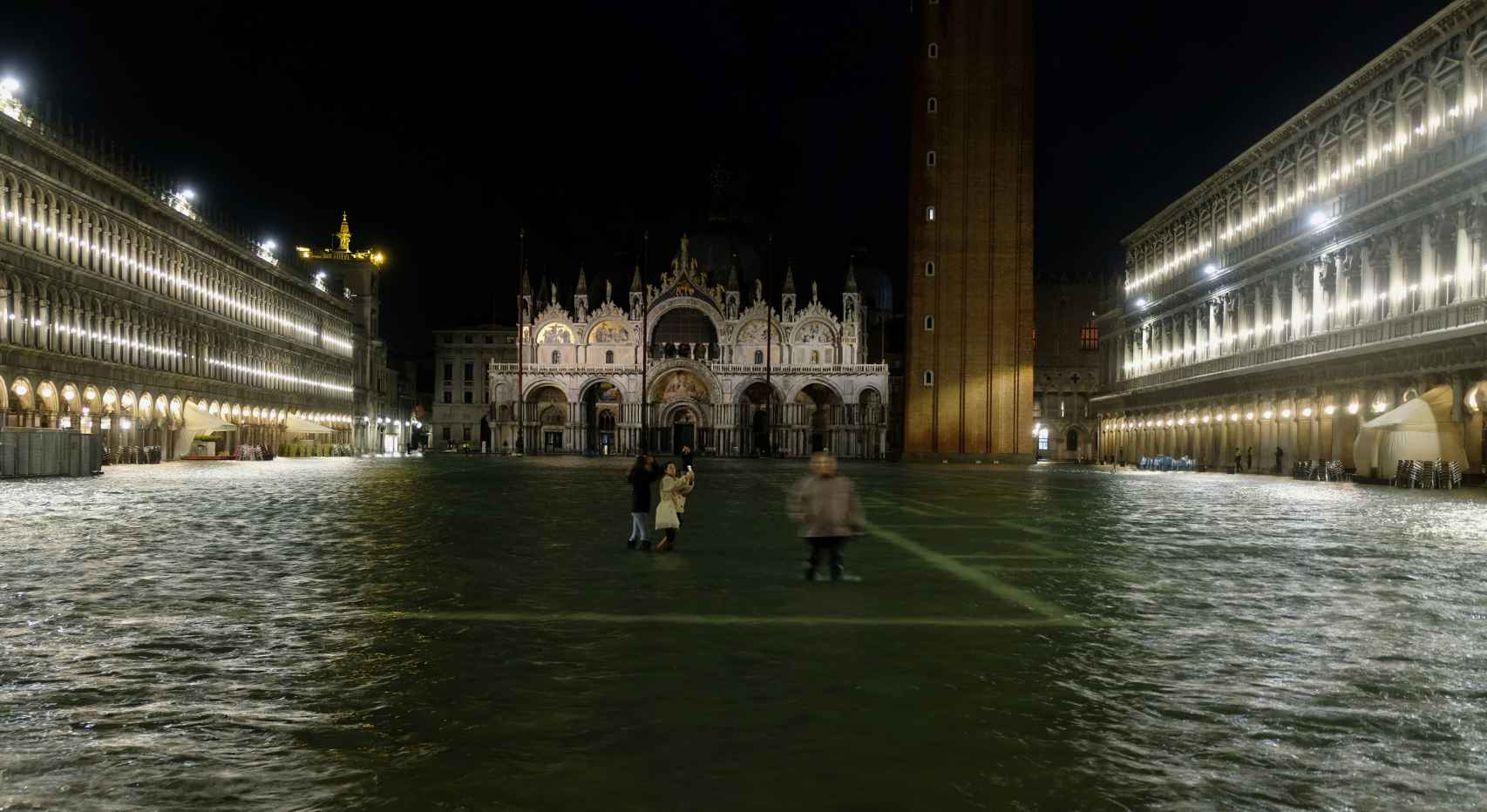 La plaza de San Marcos en Venecia, completamente inundada.