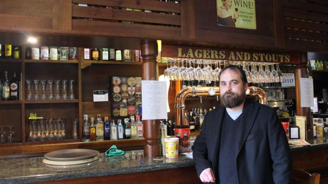 Carlos Espinosa en la barra de su local en María Pita