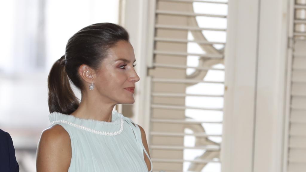 Al ser un evento de noche, Letizia ha optado por una coleta muy apretada.