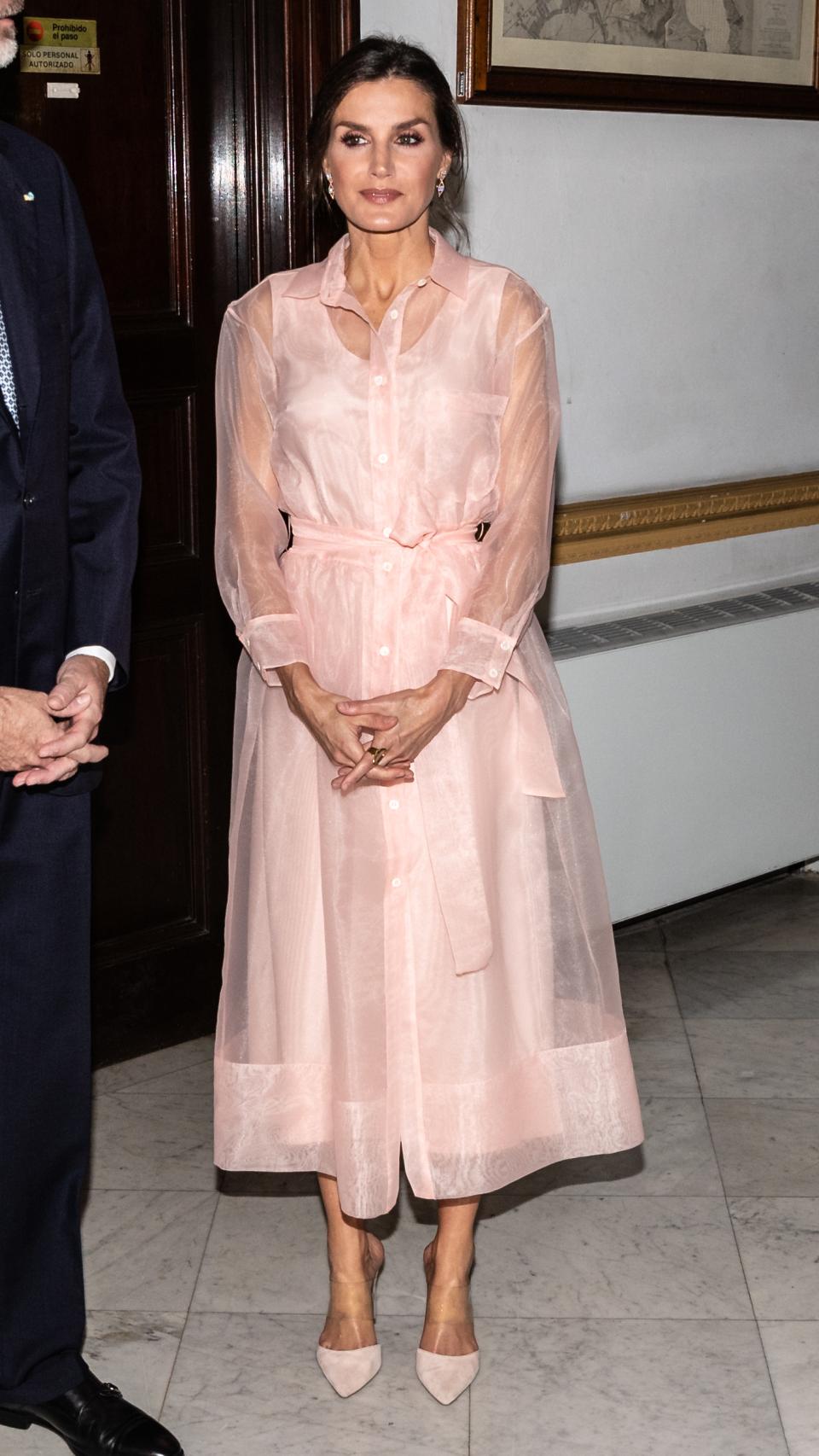 Letizia ha escogido un vestido de organza firmado por Maje.