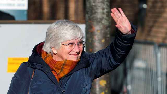Clara Ponsati hace un gesto cuando llega a la sede de la Policía en Edimburgo