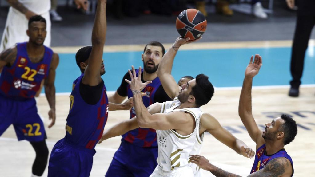 Facundo Campazzo entrando a canasta contra el Barcelona