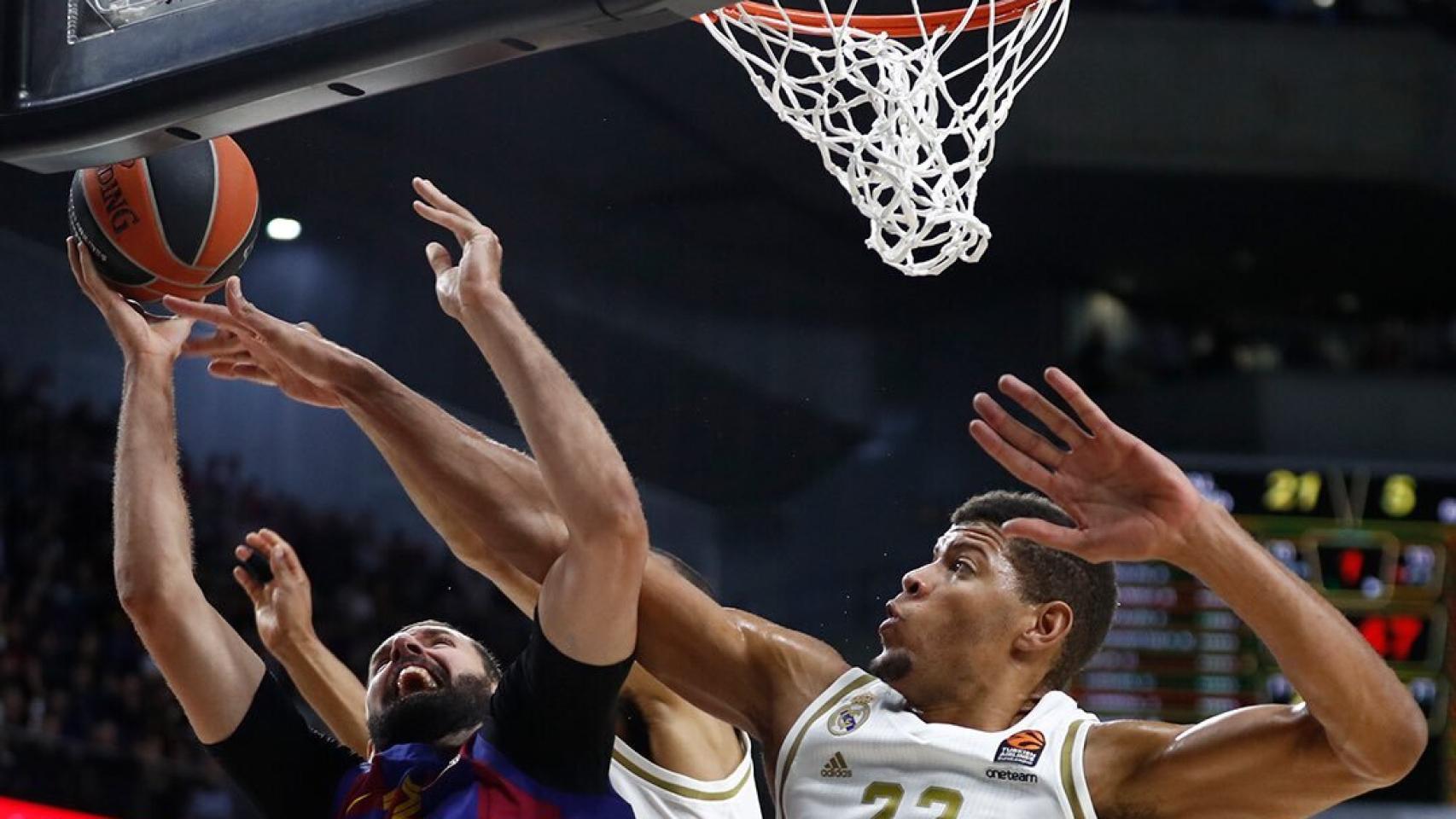 Tavares tapona a Mirotic en el duelo de Euroliga entre el Real Madrid y el Barcelona