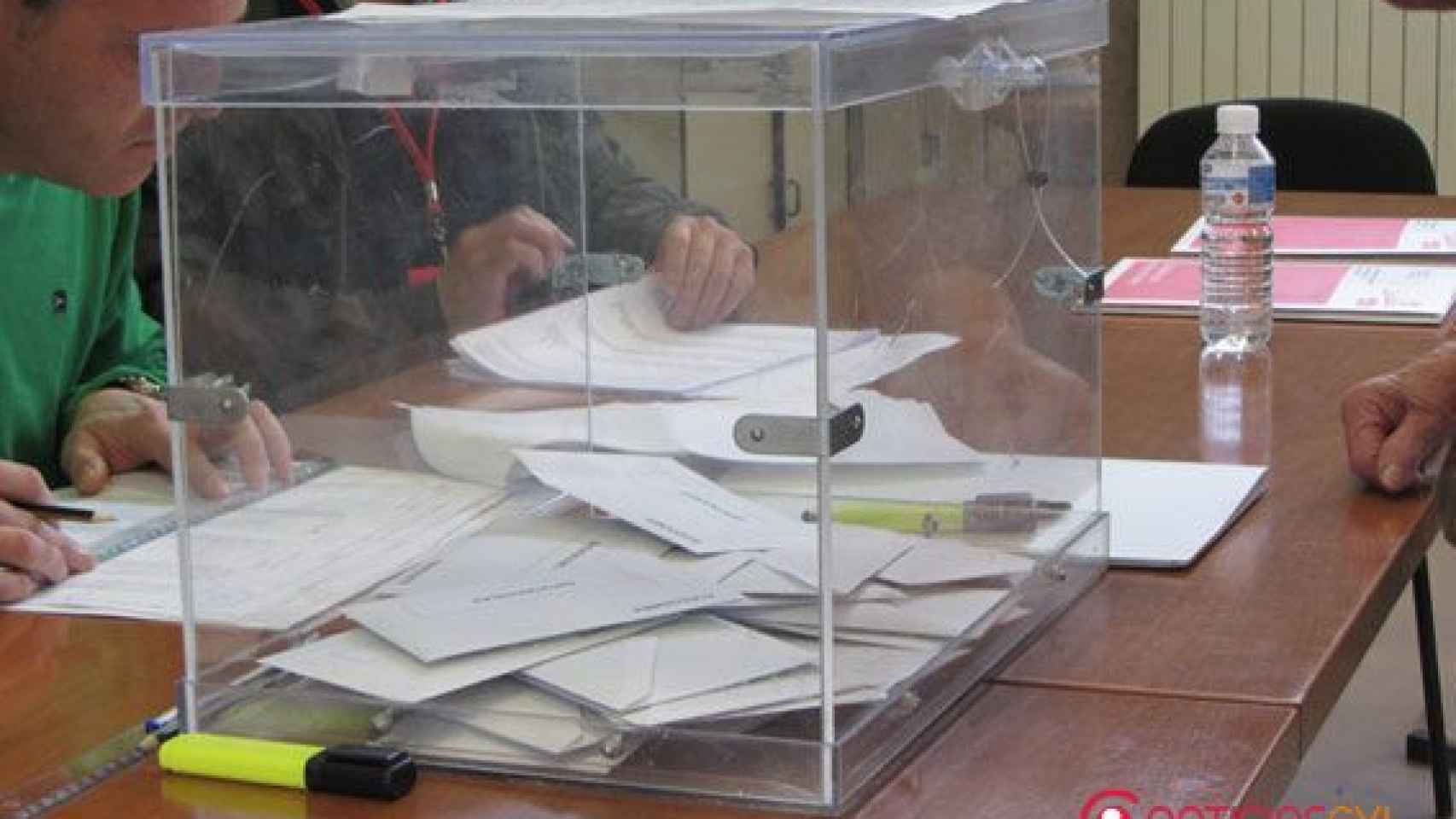 Imagen de archivo de unas urnas de votación