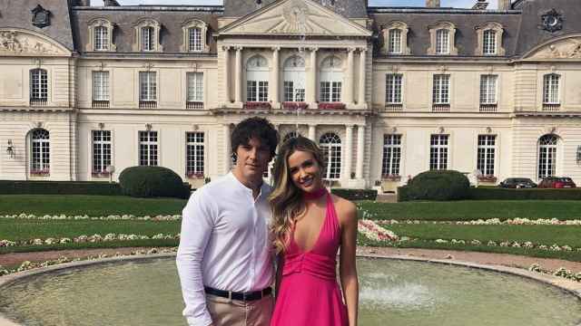 Rebecca Lima y Jordi Cruz posando en un elegante palacio