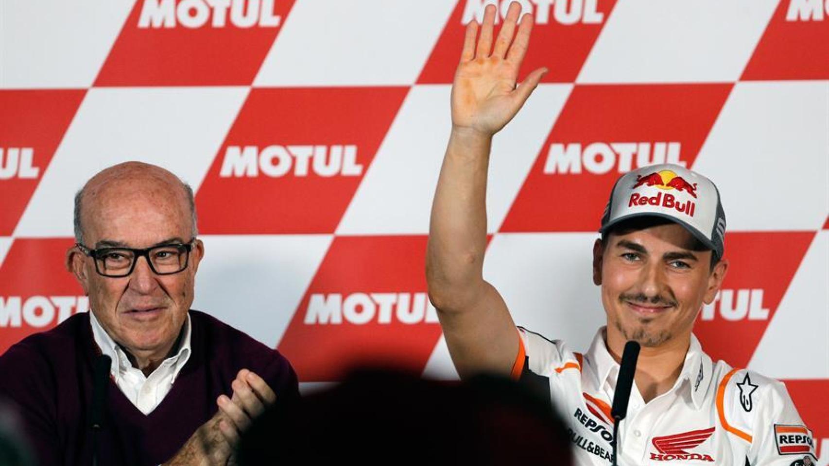 Jorge Lorenzo, junto a Carmelo Ezpeleta, tras anunciar su retirada de la competición.