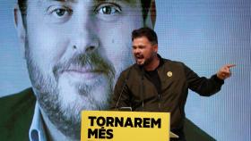 Gabriel Rufián durante un acto de ERC, frente a la imagen de Oriol Junqueras.