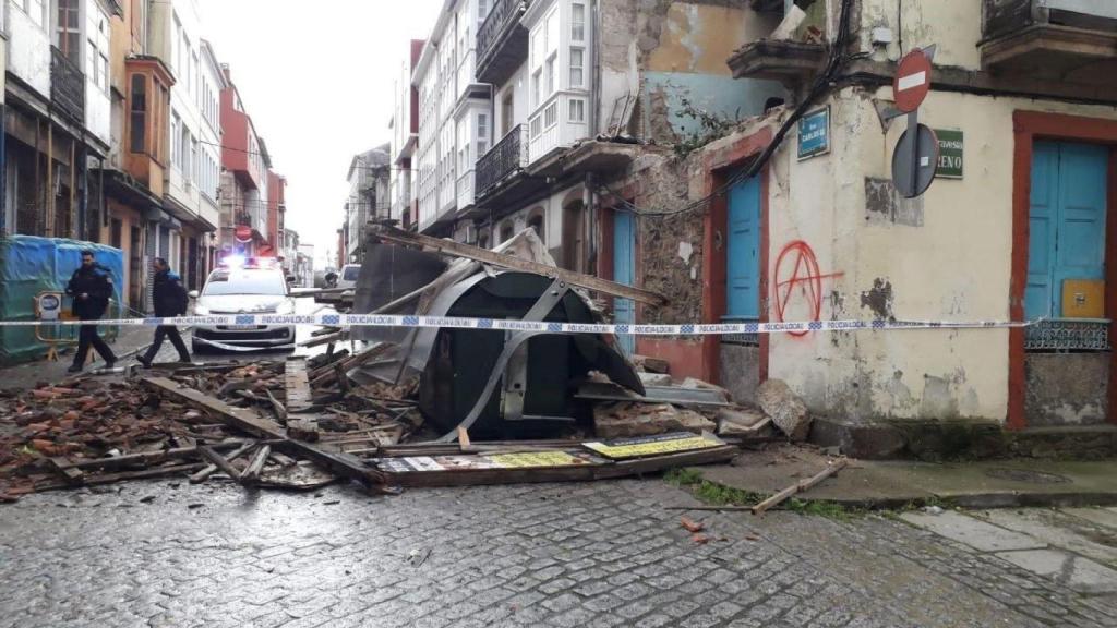 Un edificio en estado ruinoso se derrumba por el temporal en Ferrol