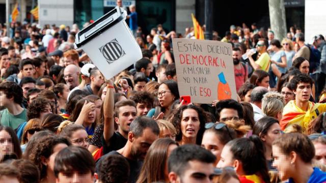 Estudiantes participan en una manifestación contra la sentencia del 'procés'.