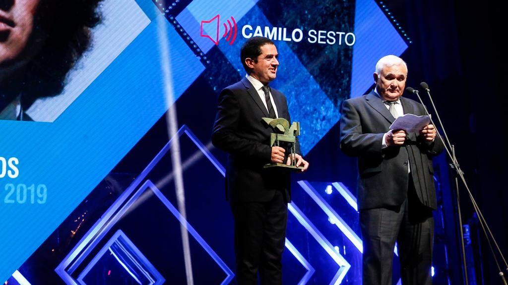 El alcalde de Alcoy y el director de Radio Alcoy han recibido un premio Ondas, a título póstumo, en reconocimiento a su trayectoria profesional.