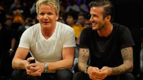 David Beckham y Gordon Ramsay, en un partido de baloncesto.