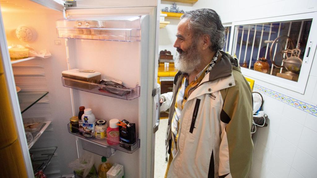 Sánchez Gordillo en la cocina de su casa de Marinaleda, Sevilla.