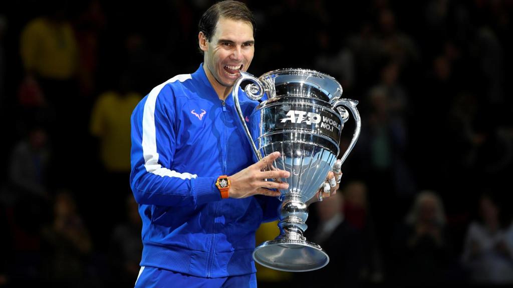 Rafa Nadal con el trofeo que le acredita como número uno del mundo en 2019