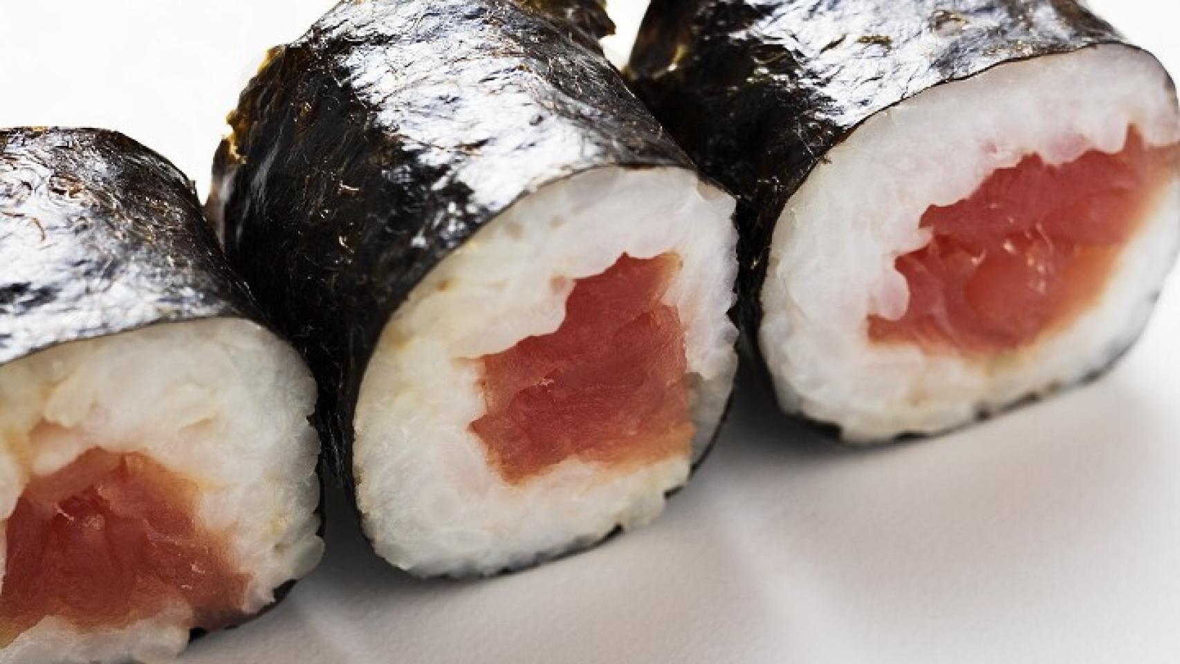 Unas piezas de sushi.