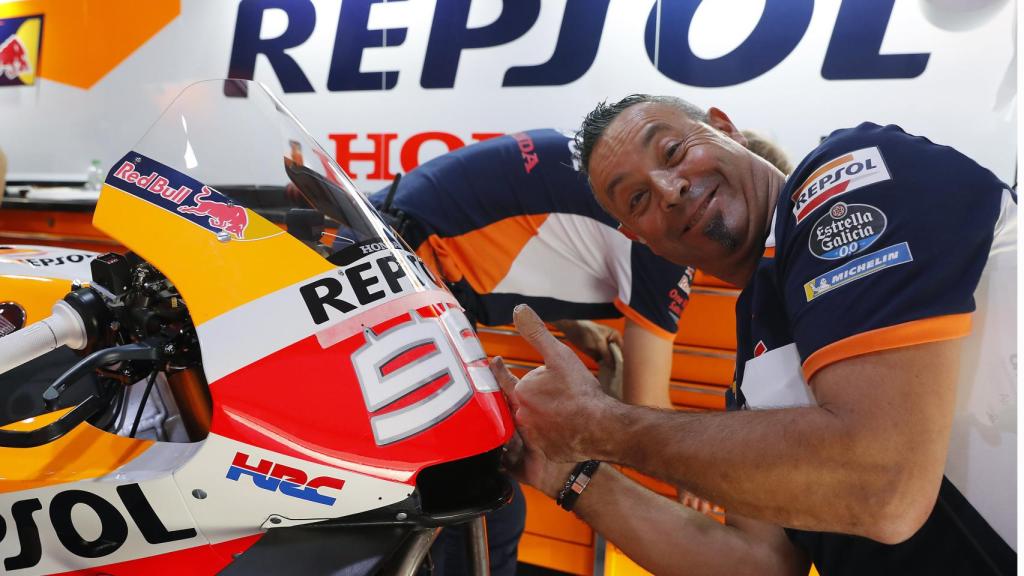 Juan Llansá, junto a la Honda RC213V, en el box del equipo Repsol Honda.