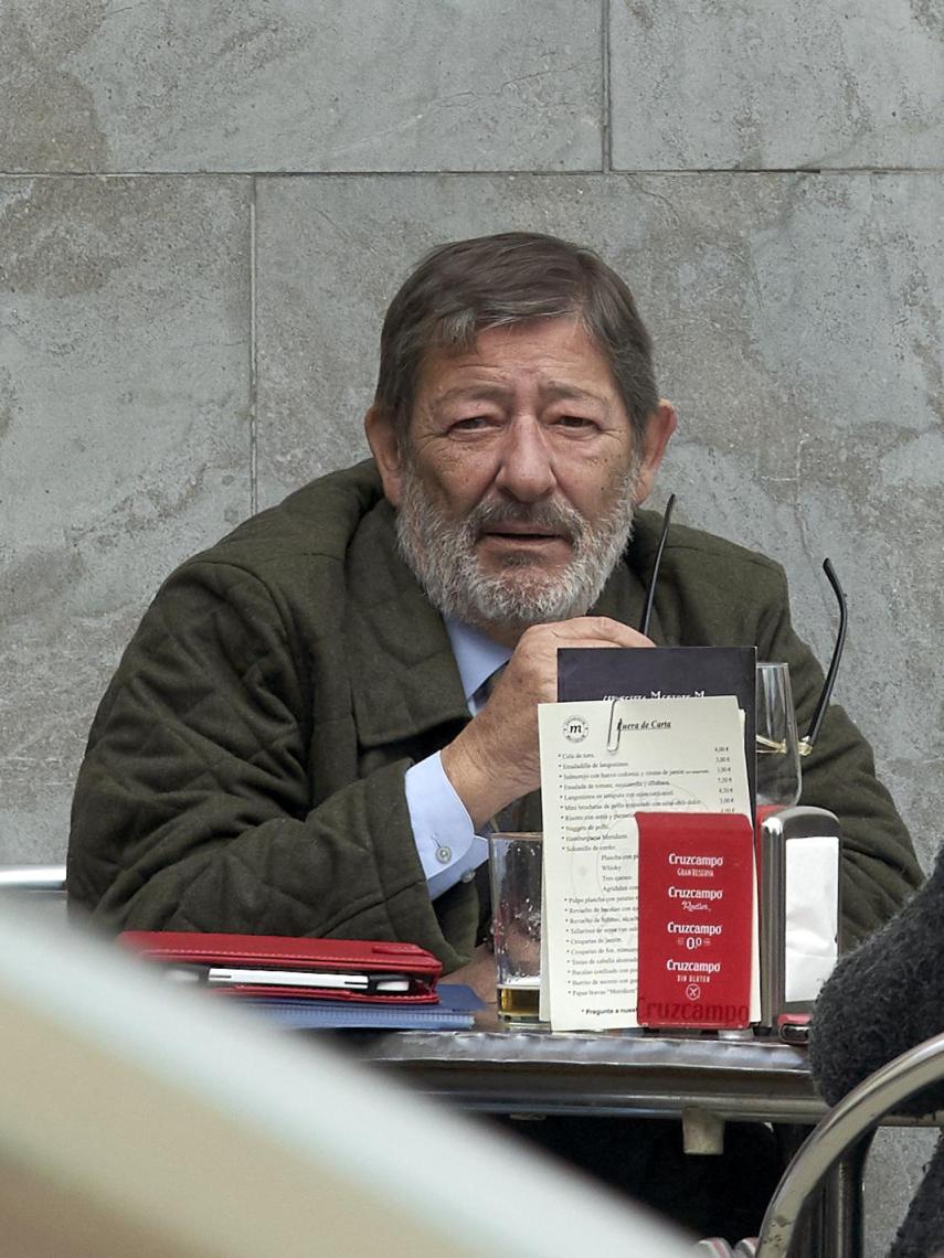 Francisco Javier Guerrero, exdirector de Empleo de la Junta, este pasado viernes en la terraza de un bar de Sevilla.