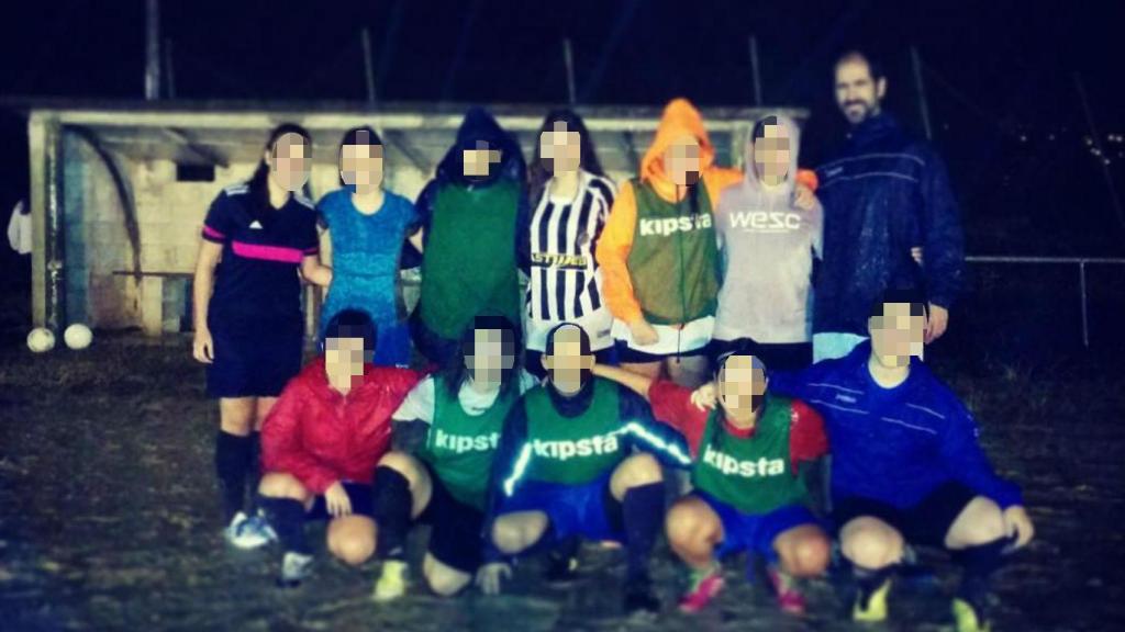 Pablo M. F., en el campo Luis Honorio Pintado junto a algunas jugadoras.