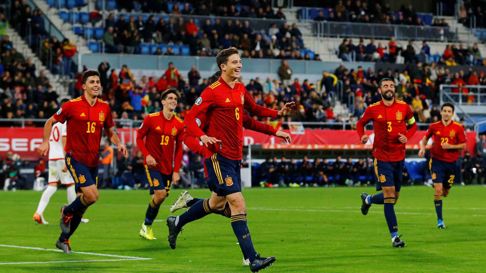 Pau Torres celebra su gol en su debut con la selección española