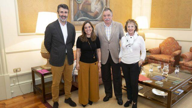 Villoslada junto a la alcaldesa, en una reciente reunión sobre conexión de transporte público con Oleiros (Concello de A Coruña)