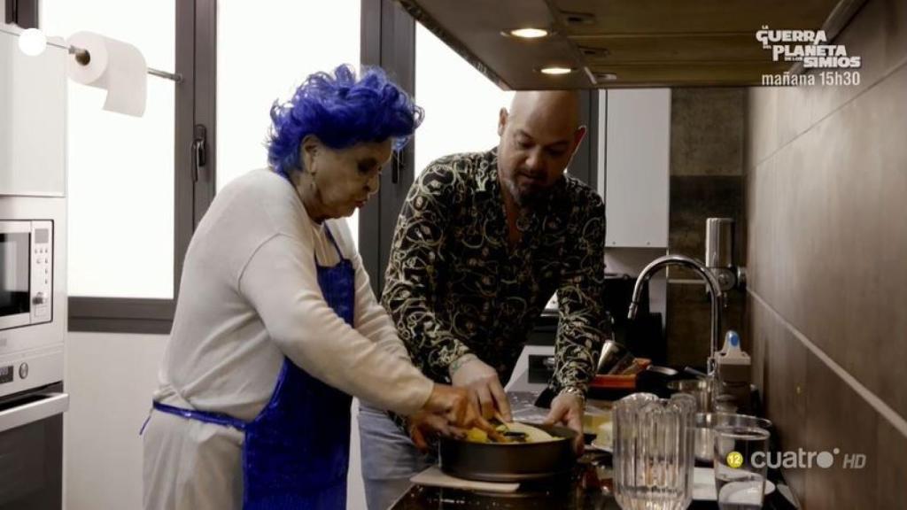 Lucía Bosé junto a su pinche en la cocina.