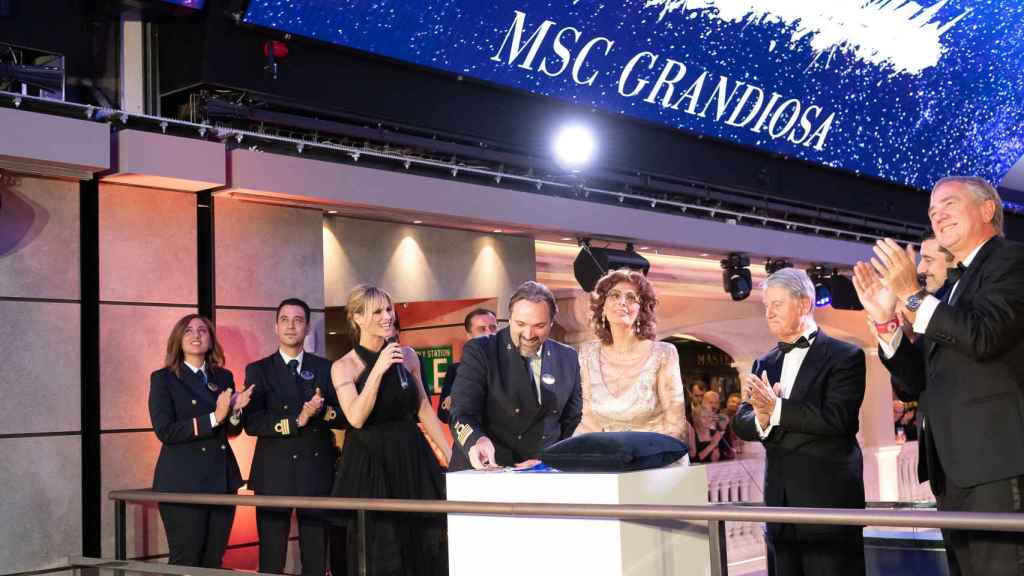 De izquierda a derecha, la presentadora Michelle Hunziker, la madrina del evento, Sofía Loren,  MSC Cruises CEO, Gianni Onorato y MSC Cruises Executive Cruises, Pierfrancesco Vago